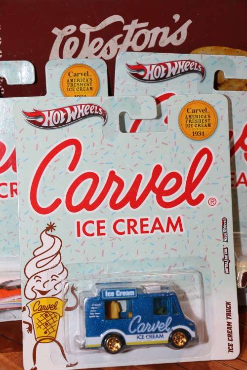 2011 HOT WHEELS Premium Diecast Model -Carvel Ice Cream - Ice Cream Truck