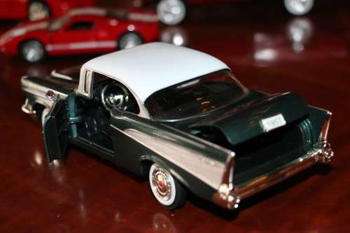 Motormax Collectors Die Cast Models - 1957 Chevy Bel Air