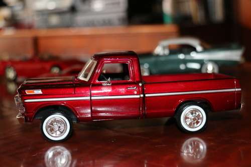 Motormax Collectors Die Cast Models - 1969 Ford F-100 Pickup