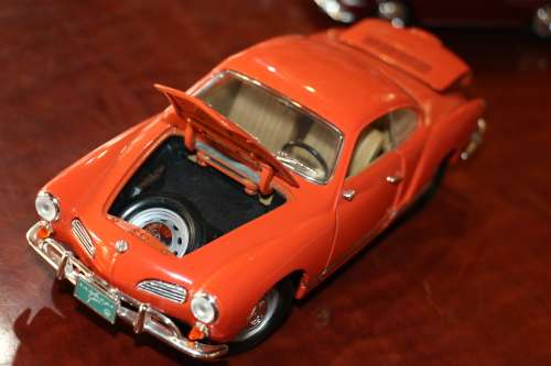 Road Signiture Collectors Die Cast Model - 1966 Volkswagen Karmann Ghia