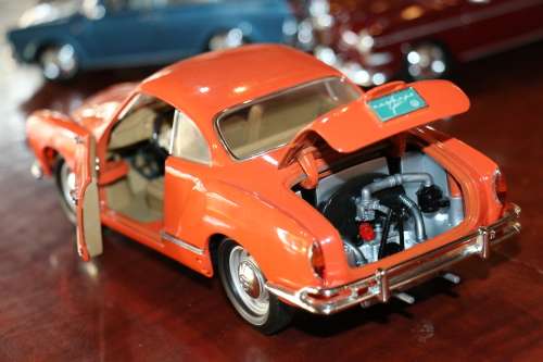 Road Signiture Collectors Die Cast Model - 1966 Volkswagen Karmann Ghia
