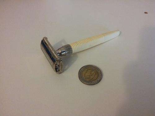 Gillette 1967 Slim Twist razor, marked 'M2'