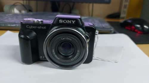 Sony Cyber-shot H3, 8.1 mega pixels, 10x optical zoom in great working condition