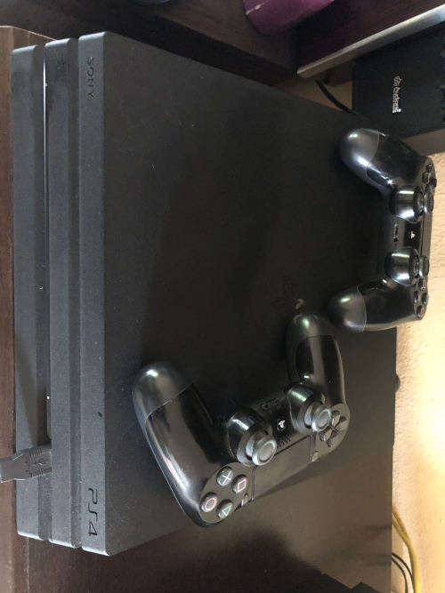 Playstation 4 Pro (Ps4 pro) 2 Controllers and 3 Games