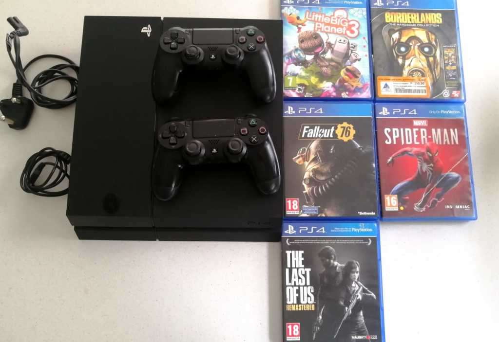 PS4 Console 500 GB, 2 controllers, 5 boxed games