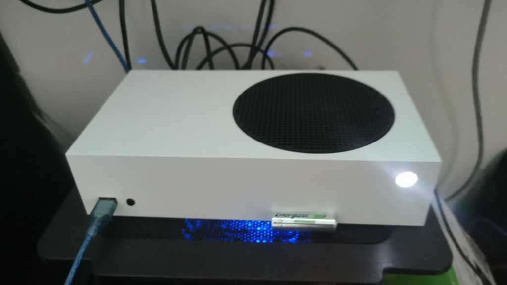 Xbox Series S console + 1x Original controller + 1x Generic xbox series S controller