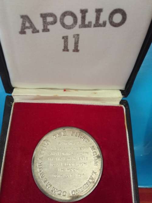 APOLLO 11 COMMEMORATIVE MEDALLION. LIMITED ISSUE. 50 GRAMS OF PURE SILVER.