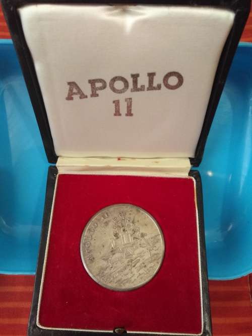 APOLLO 11 COMMEMORATIVE MEDALLION. LIMITED ISSUE. 50 GRAMS OF PURE SILVER.
