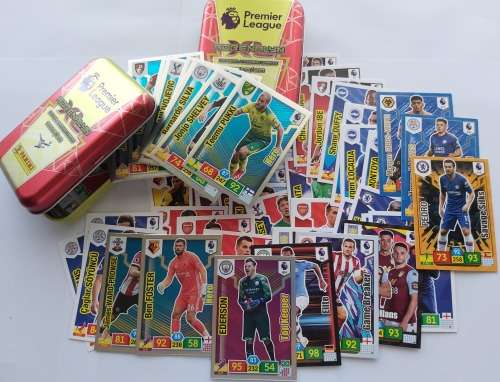 ENGLISH PREMIER LEAGUE 2019/2020 - BUNDLE of 50 "SHINY FOIL&BASE" TRADING CARDS WITH COLLECTORS TIN