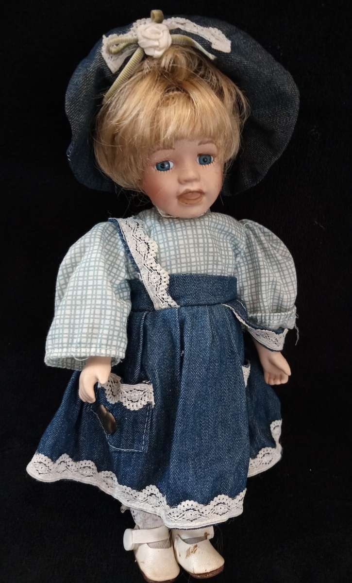 PORCELAIN ANTIQUE DOLL - 28cm TALL - EXCELLENT CONDITION