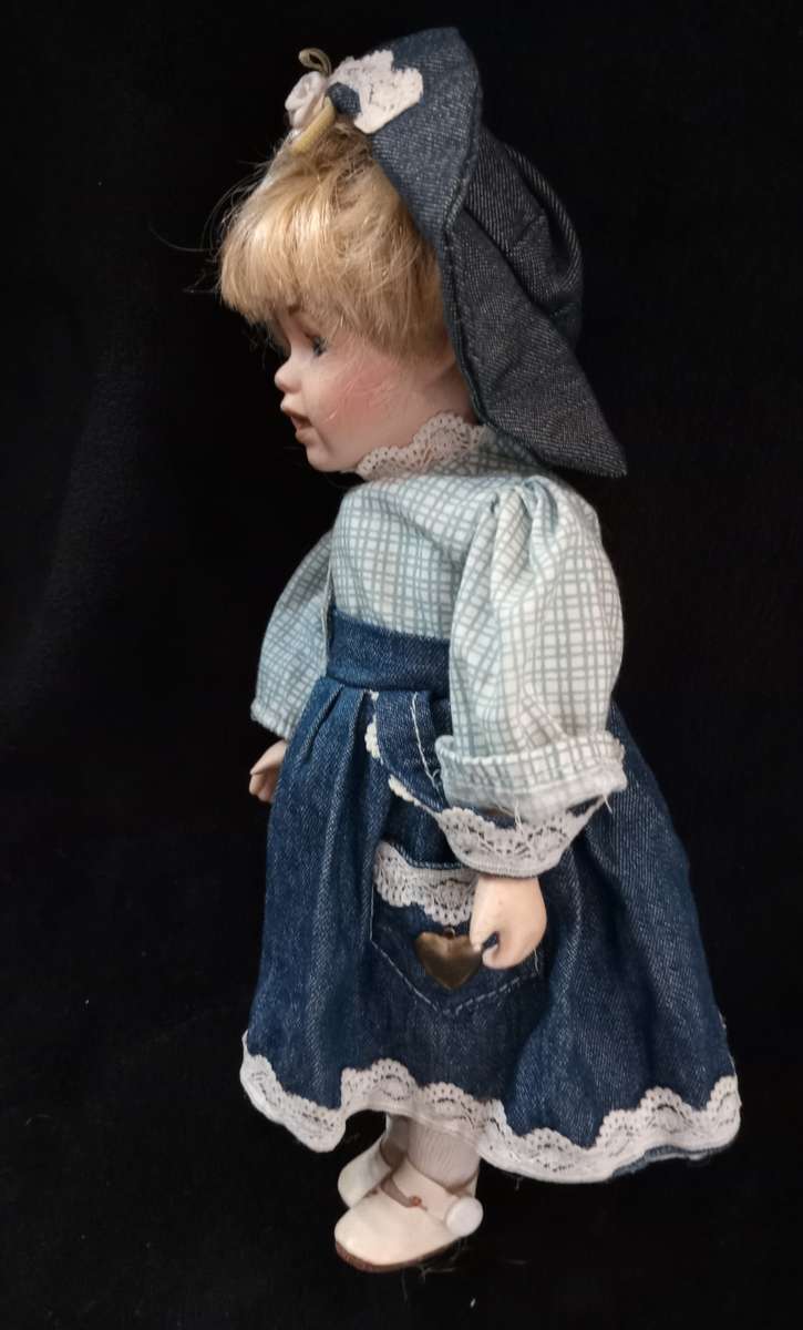 PORCELAIN ANTIQUE DOLL - 28cm TALL - EXCELLENT CONDITION