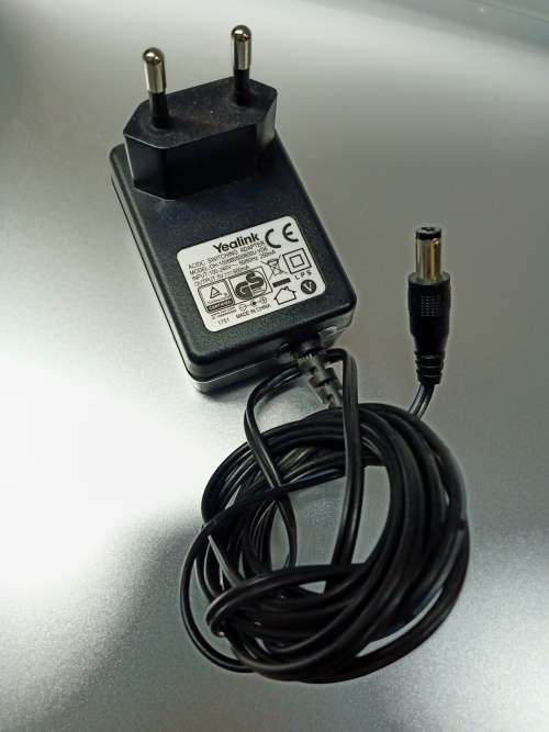 Cordless phone Yealink W52P IP DECT (Includes Base and two Handsets) used, please read description.