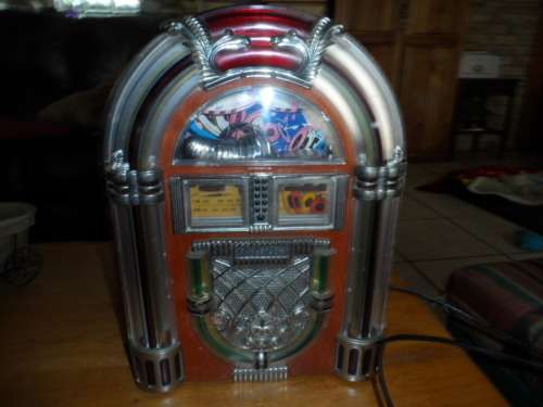 BEAUTIFUL JUKEBOX RADIO AND TAPE MAINS 40CM X 26CM X 15CM