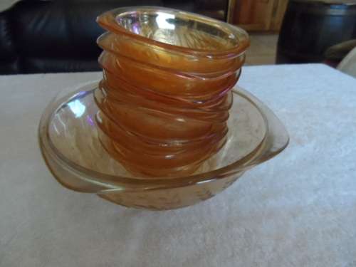 Carnival glassware desert set large bowl with 8 small ones
