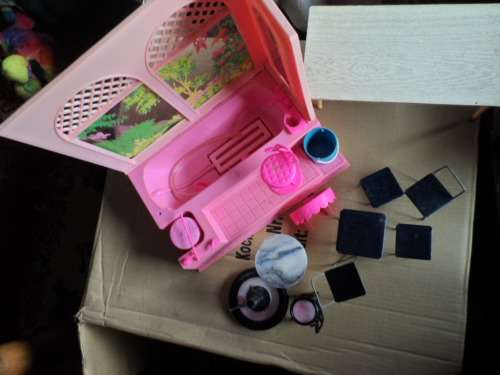 VINTAGE BARBIE BATH SET PLUS OTHER