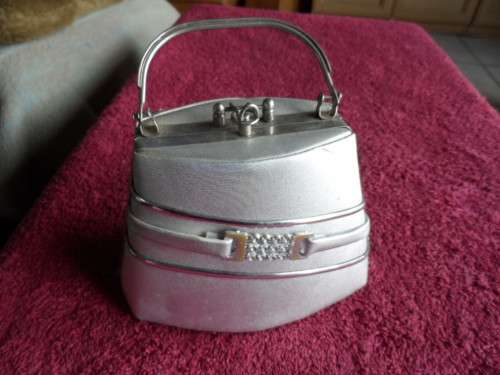 Sweet silver handbag with metal handle
