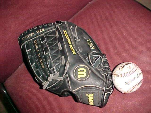 BASEBALL GREG MADDUX WILSON STAFF LEATHER MITT AND  BALL EXCELLENT CONDITION LEFT HAND.