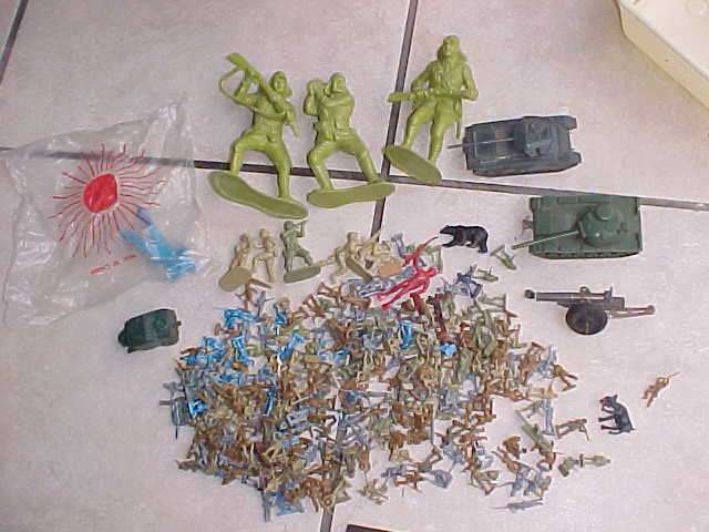 SOLDIERS AND TANKS, VARIOUS SCALES, PLASTIC