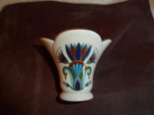 Small Elizabeth Arden vase 7cm tall 8cm across