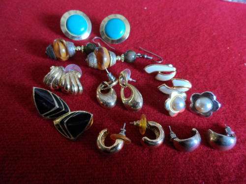 9 PAIRS OF EARRINGS
