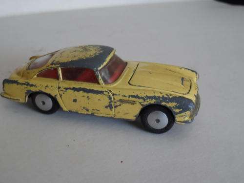 CORGI ASTON MARTIN DB 4 , MADE IN ENGLAND