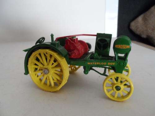 ERTL WATERLOO BOY TRACTOR RED MOTOR 1/43? [A1]