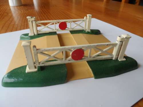HORNBY DUBLO HO LEVEL CROSSING GATES.