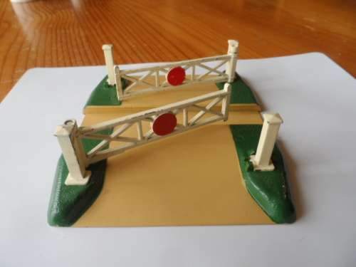 HORNBY DUBLO HO LEVEL CROSSING GATES.