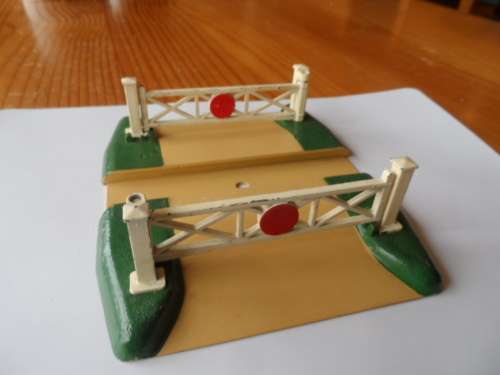 HORNBY DUBLO HO LEVEL CROSSING GATES.