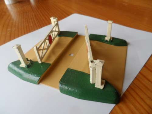 HORNBY DUBLO HO LEVEL CROSSING GATES.