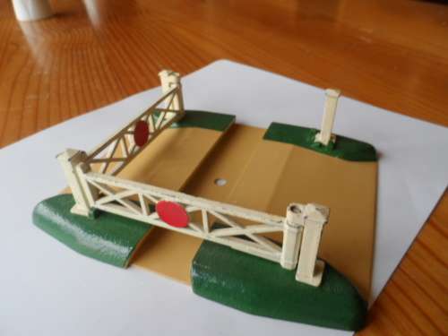 HORNBY DUBLO HO LEVEL CROSSING GATES.