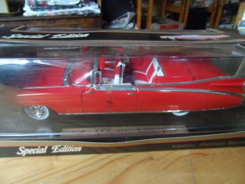 MAISTO CADILLAC ELDORADO BIARRITZ  1959   1/18 SCALE