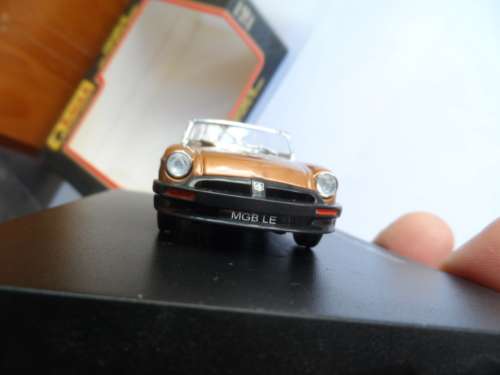 Universal Hobbies- 1/43 Scale - MGB Mk.II `LE` Limited Ed. Bronze  [m100]