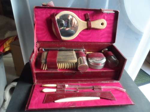 Vintage gents traveling  cosmetic case with original  bottles and brushes