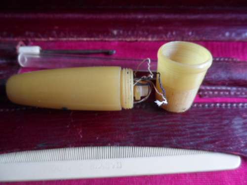 Vintage gents traveling  cosmetic case with original  bottles and brushes