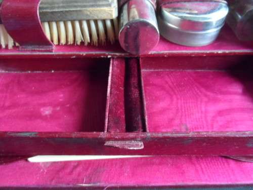Vintage gents traveling  cosmetic case with original  bottles and brushes