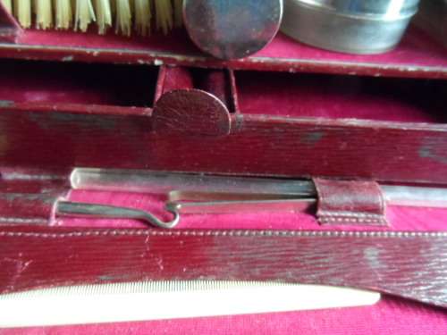 Vintage gents traveling  cosmetic case with original  bottles and brushes