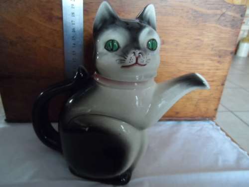 Beautiful CAT Teapot 19cm tall backstamp 6700B mint