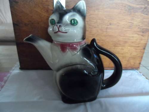 Beautiful CAT Teapot 19cm tall backstamp 6700B mint