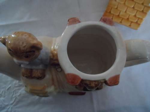 Sweet teddy house teapot `14cm 2 small paint chips