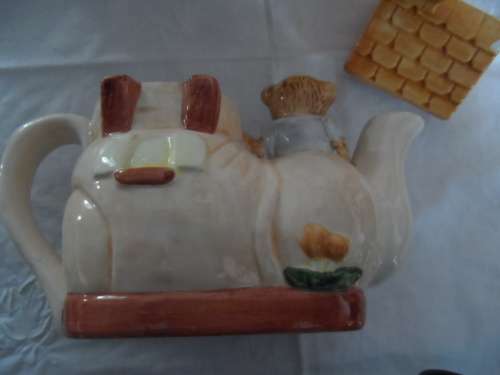 Sweet teddy house teapot `14cm 2 small paint chips
