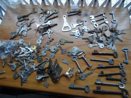 huge lot of vintage and modern keys- one bid for all