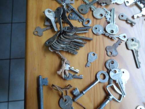 huge lot of vintage and modern keys- one bid for all