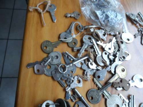 huge lot of vintage and modern keys- one bid for all