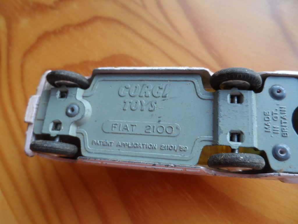 VINTAGE CORGI FIAT 2100  [D75]