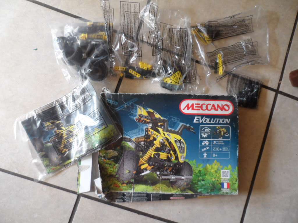 MECCANO EVOLUTION- CONTENTS STILL SEALED, BOX DAMAGED.