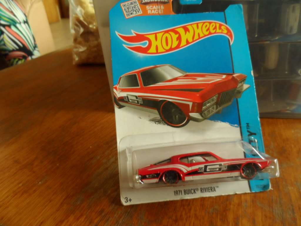Hot Wheels 2014 HW City 1971 Red Buick Riviera #15/250 - sealed long card-[m48]