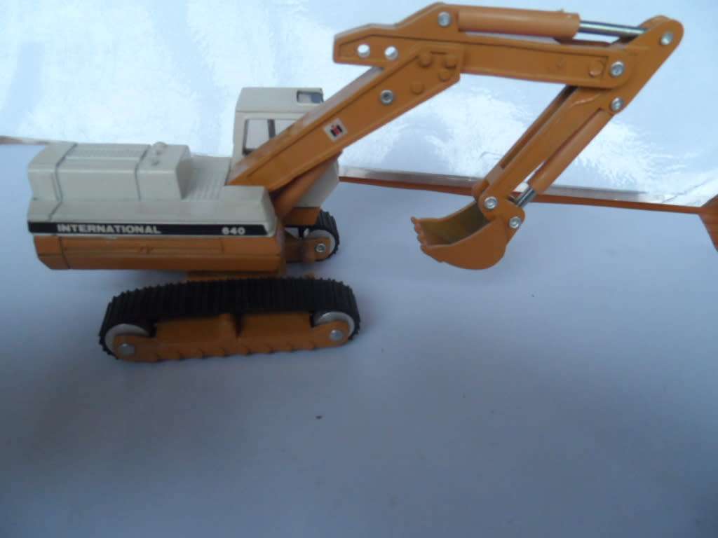 ERTL Mighty Movers 640 International Excavator Diecast Model Scale 1/64  [M12]