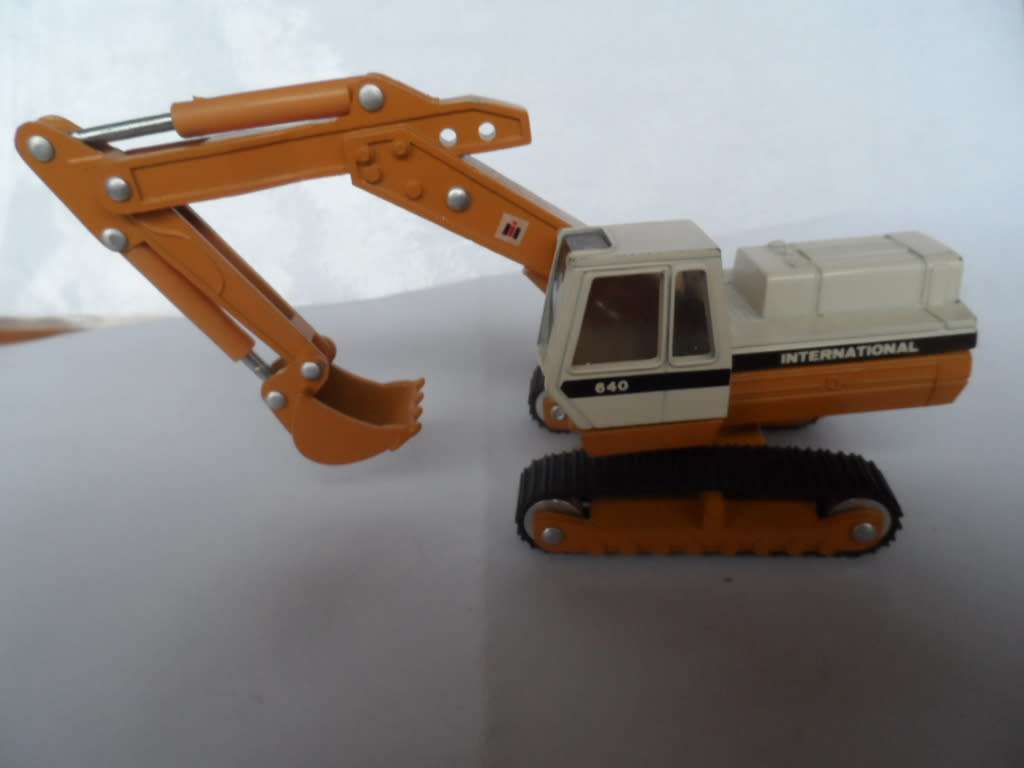 ERTL Mighty Movers 640 International Excavator Diecast Model Scale 1/64  [M12]