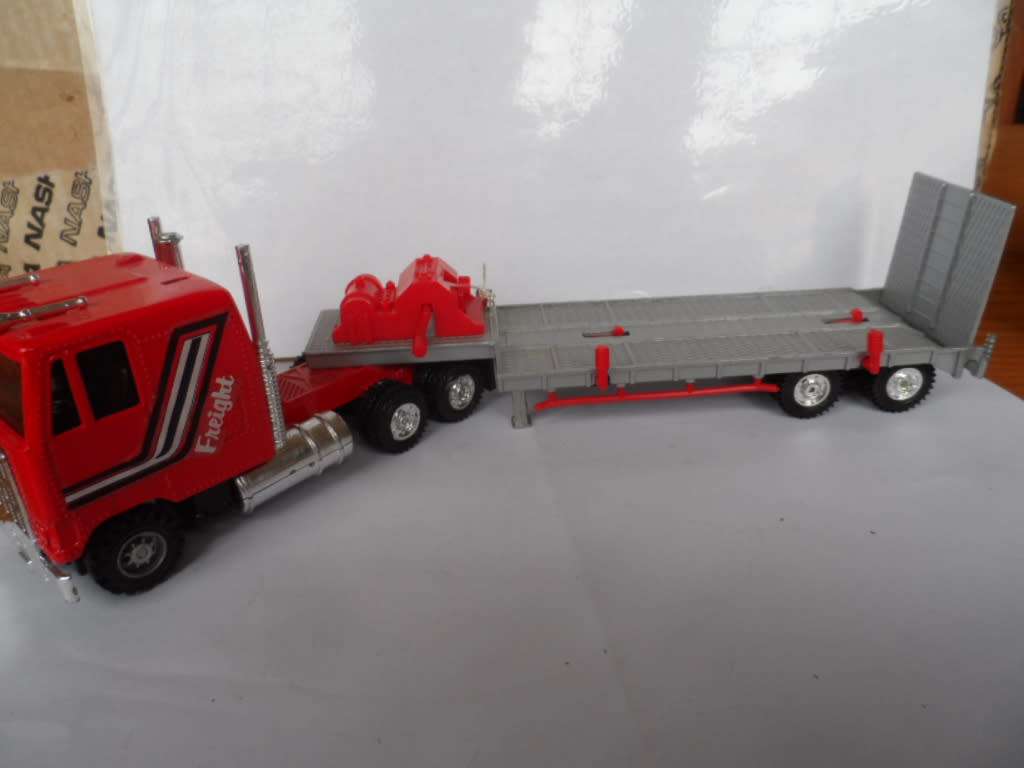 1:45 Scale / Mack Cruiseliner  lowbed- Red -Cab
